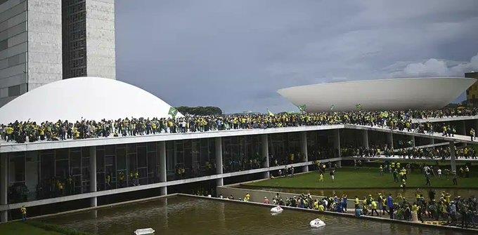 Dan 17 años a involucrado en ataques a edificios en Brasilia