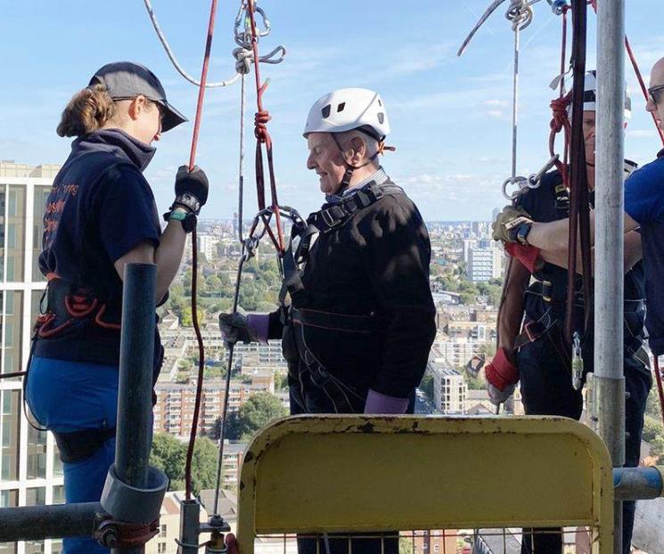 Hombre de 102 años rompe récord al descender a rappel