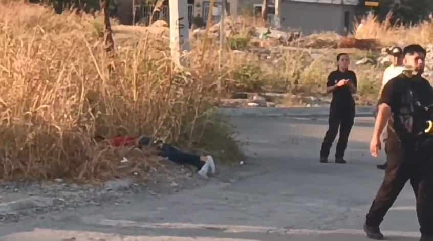 El cadáver de un joven con al menos una lesión de arma blanca, fue encontrado ayer en calles de la Colonia Villas del Bosque, en el municipio de Cadereyta Jiménez.