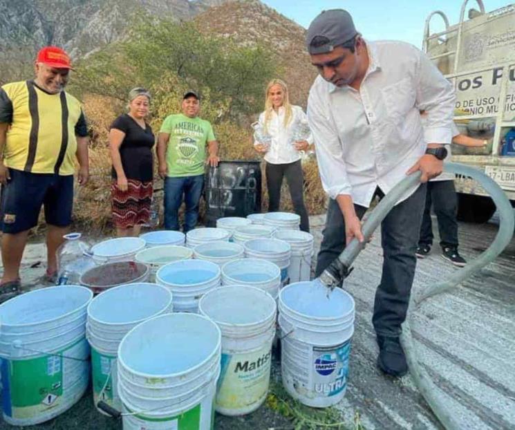 Lleva Jesús Nava agua a colonias afectadas de Santa Catarina