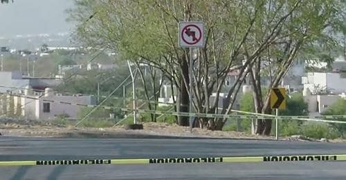 Los cuerpos de dos hombres ejecutados y con un narcomensaje fueron dejados ayer en el Bulevar Miguel de la Madrid y Día del Empresario, en Guadalupe, donde las cámaras de seguridad del C4 captaron el momento en que tripulantes de una camioneta bajaron los cadáveres.