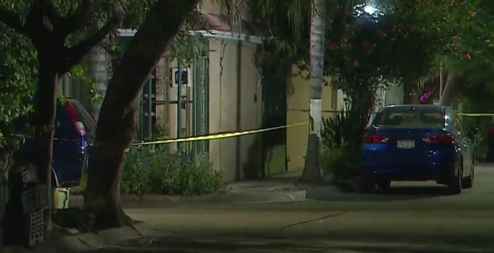 Una mujer falleció a unos minutos de ser baleada en un domicilio donde estaba en una reunión, cuando llegaron hombres armados en una moto y les dispararon, la madrugada de ayer en la Colonia Los Fresnos, municipio de Apodaca.