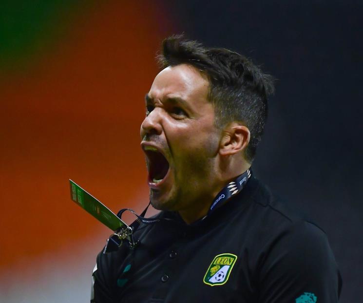 Molesto y frustrado Larcamón con derrota