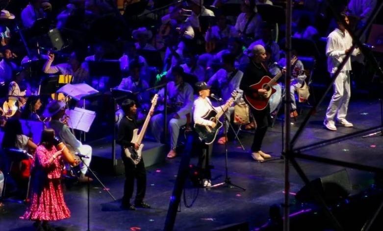 Reciben con abucheos a Yahritza y su Esencia en el Zócalo Reciben con abucheos a Yahritza y su Esencia en el Zócalo