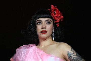 Vive Mon Laferte dualidad de sus raíces culturales
