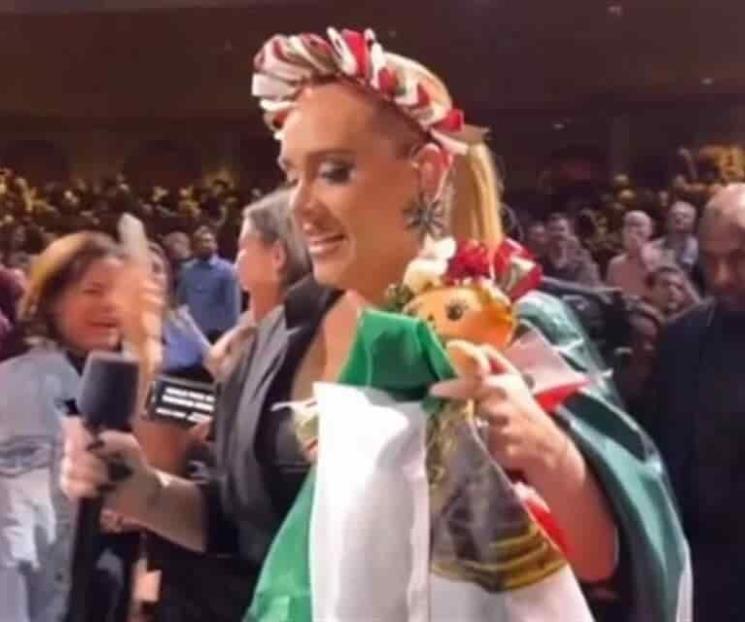 Adele celebra a México caracterizada como la muñeca Lele