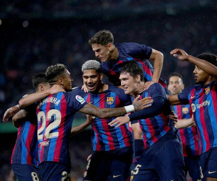 Golea el Barcelona al Betis y lideran en España