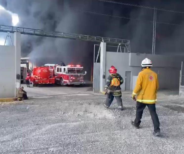 Arde bodega de plástico en Salinas Victoria