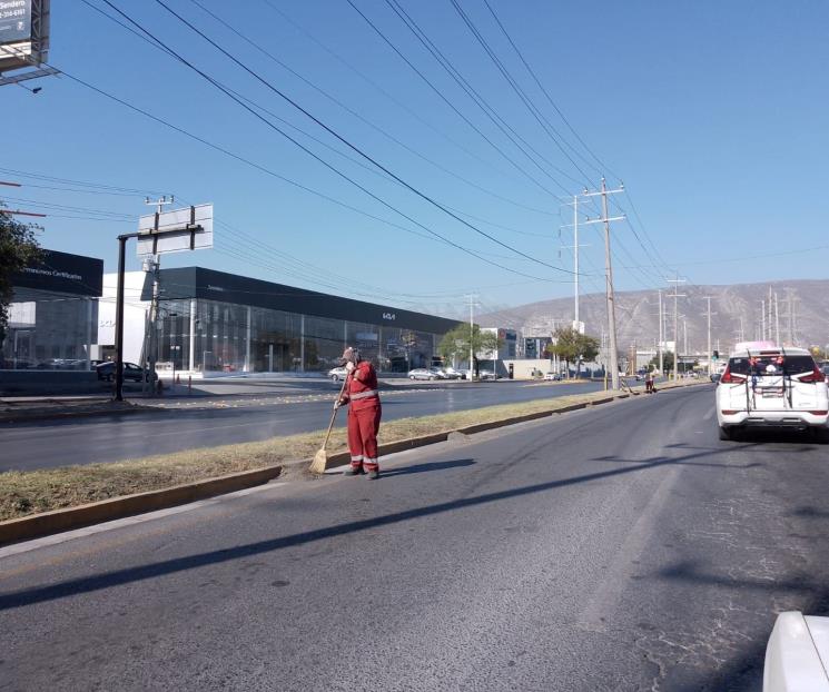 Da municipio de Escobedo mantenimiento a camellones