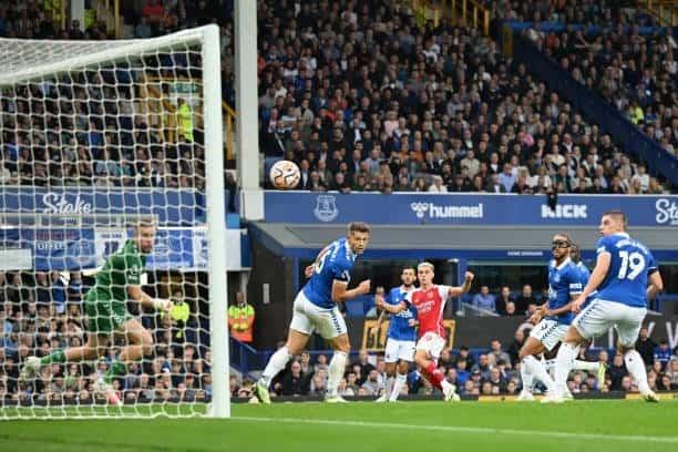El Arsenal vence al Everton y sigue invicto en la Premier