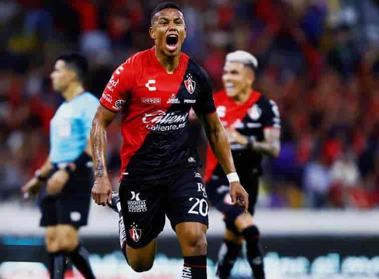Le arrebatan liderato a Tigres y cae 2-0 ante Atlas