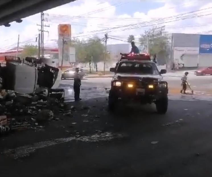 Vuelca y tira carga de basura