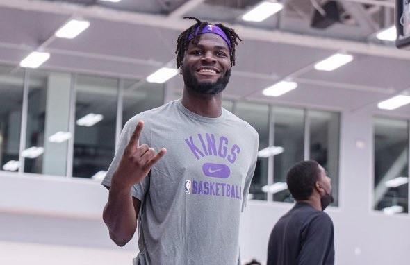 Firma Boston a Neemias Queta