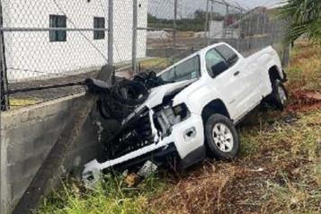 Estrella camioneta y huye