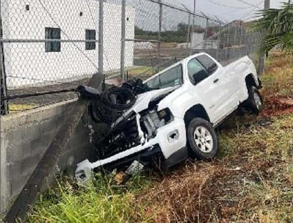 Estrella camioneta y huye