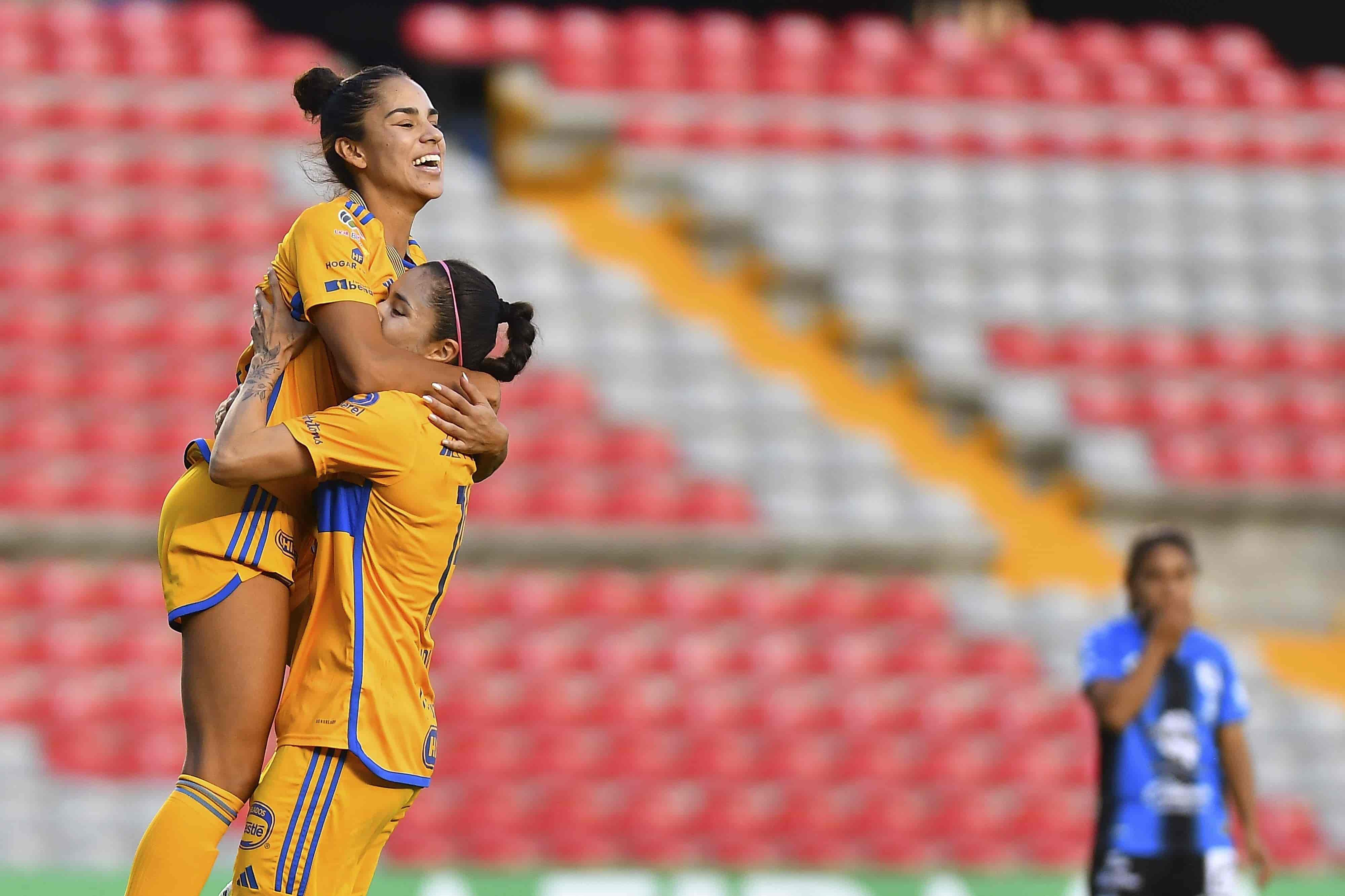 Maricarmen Reyes hace hat-trick.