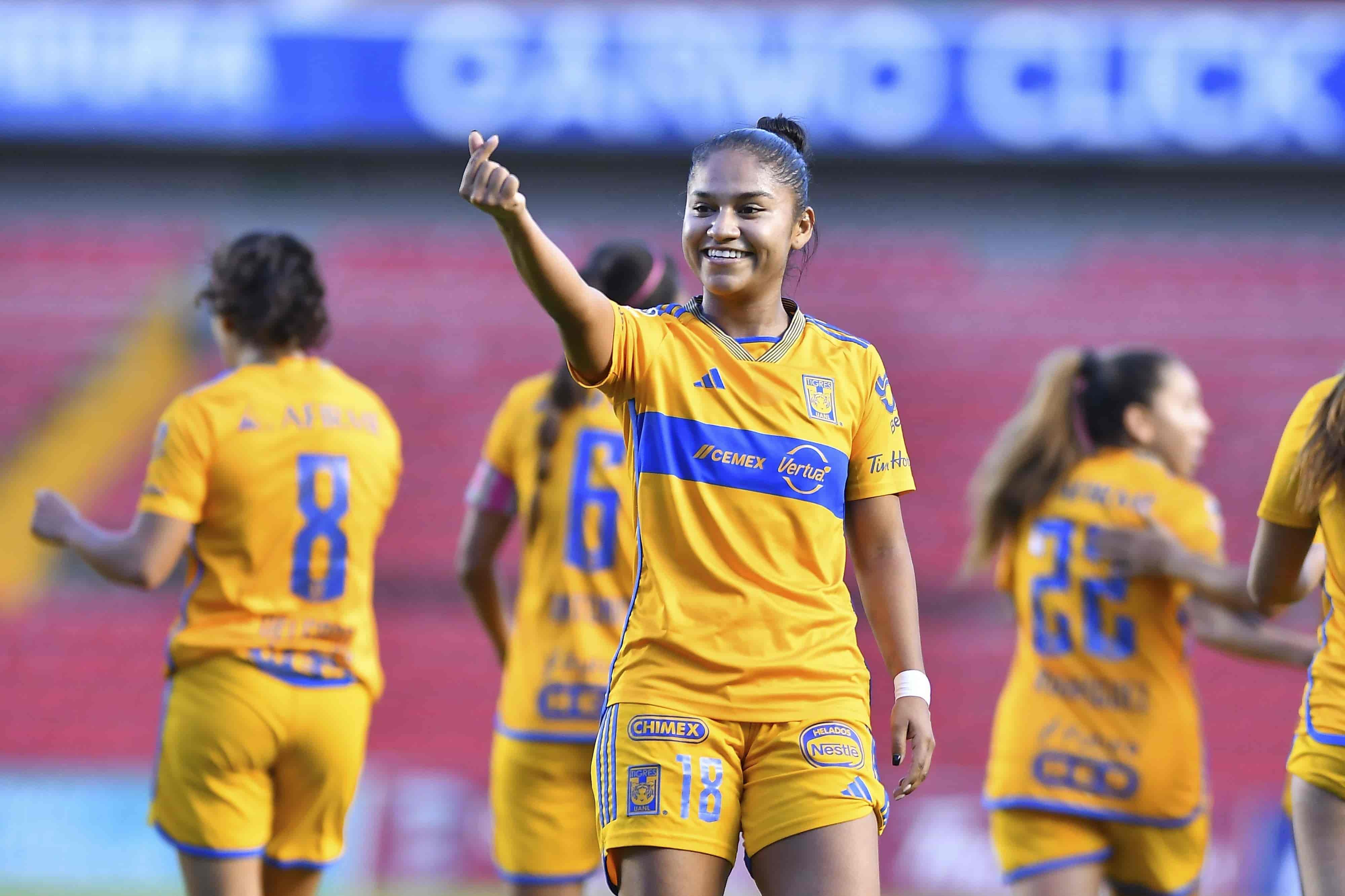 Belén Cruz anota gol.