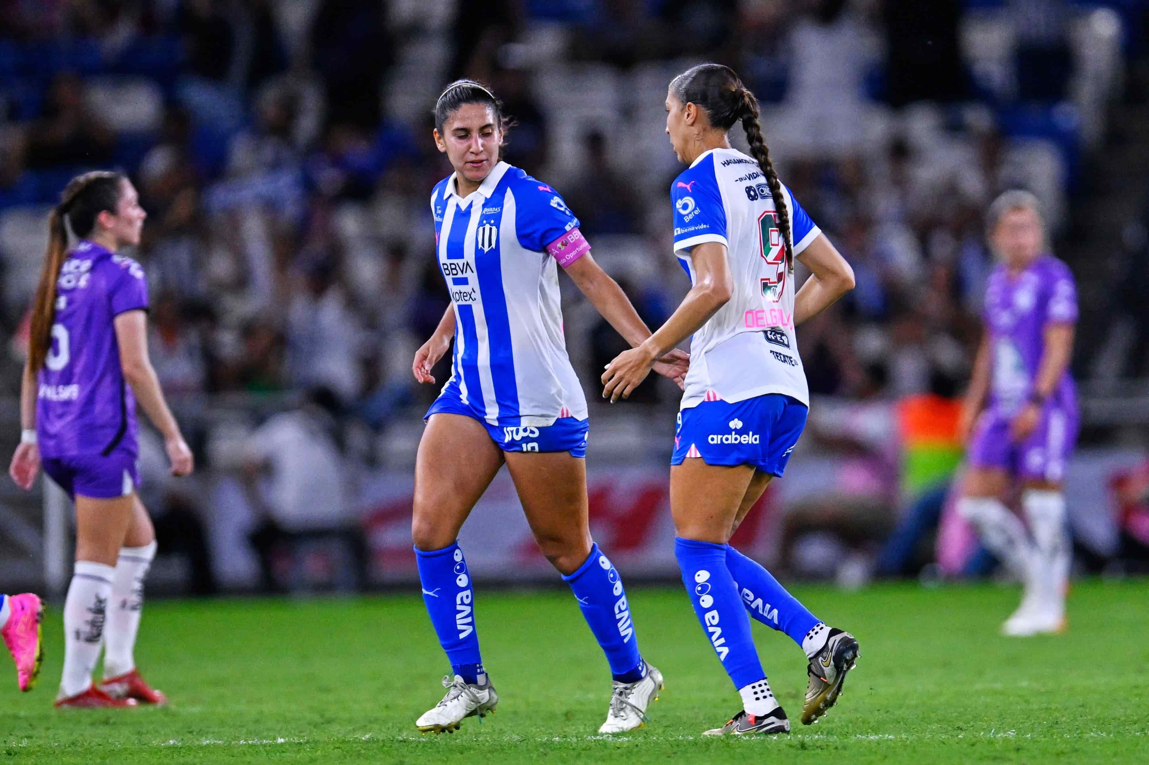 Myra Delgadillo anota.