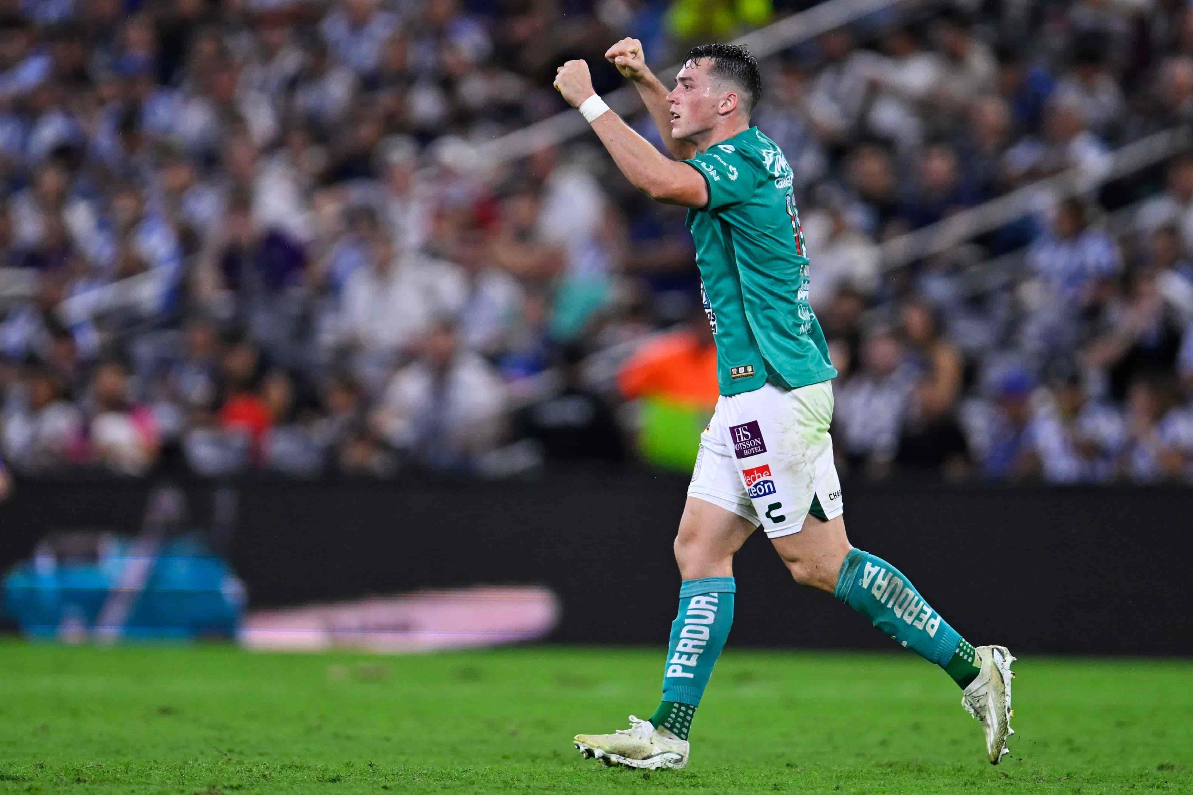 Federico Viñas anota.