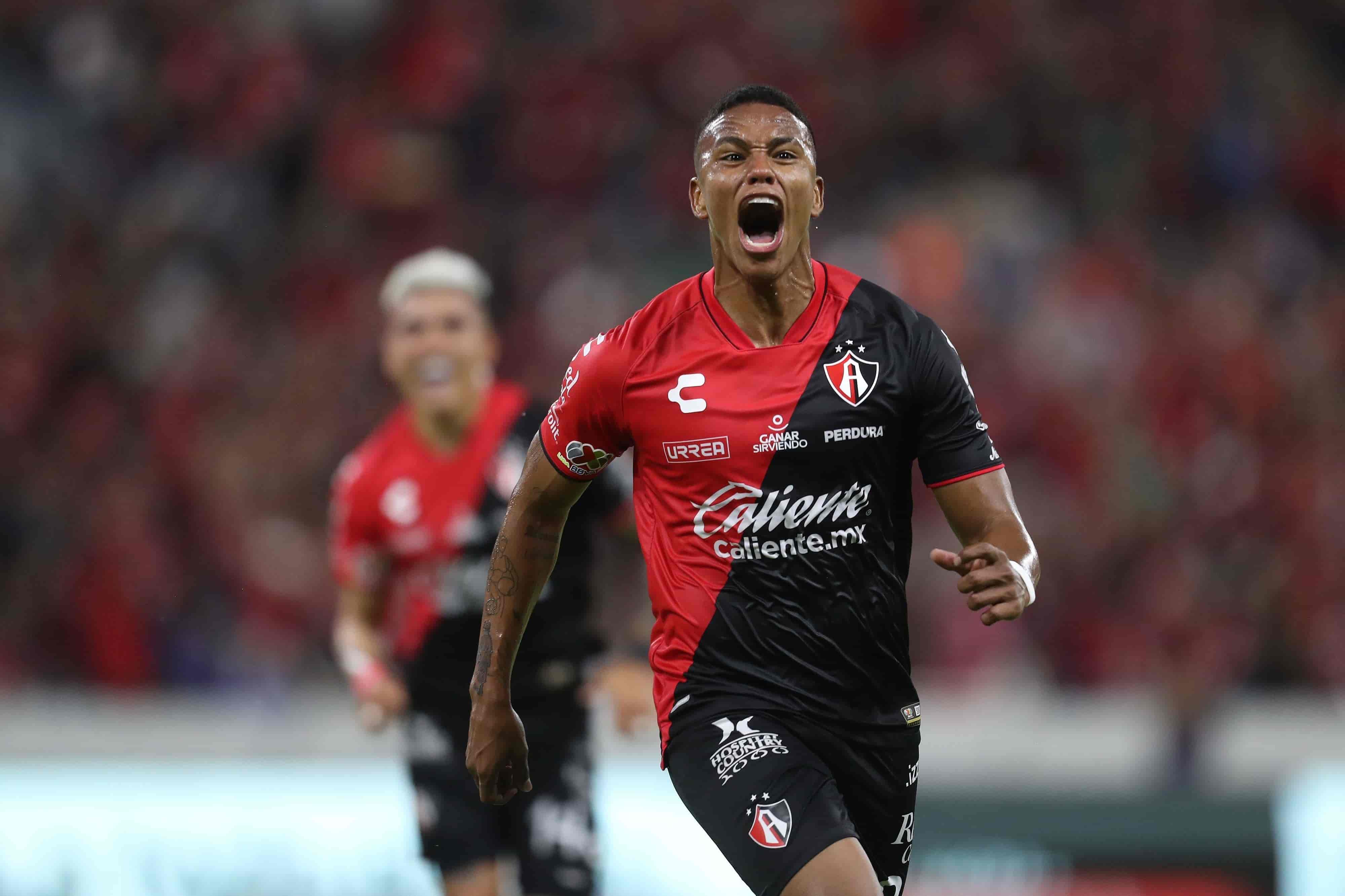 Juan Zapata hace el 1-0.