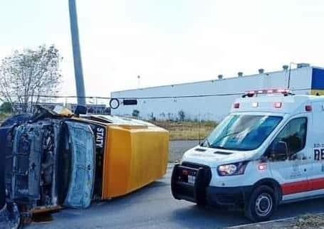 Vuelca transporte escolar y deja 5 menores heridos