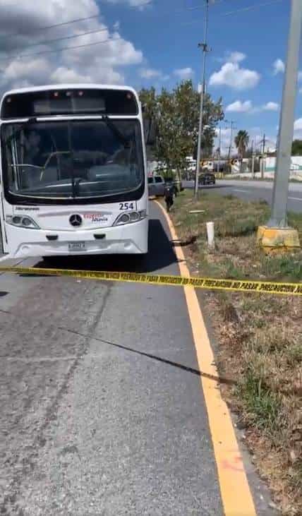 En una persecución policiaca que abarco varios municipios de la zona periférica, policías de Allende, detuvieron a dos hombres que robaron con violencia, un camión de transporte de personal.