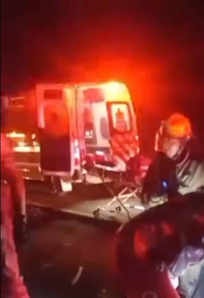 Tres integrantes de una familia se encuentran delicados de salud, después de derrapar la motocicleta en que viajaban en un tramo carretero del municipio de Hualahuises.