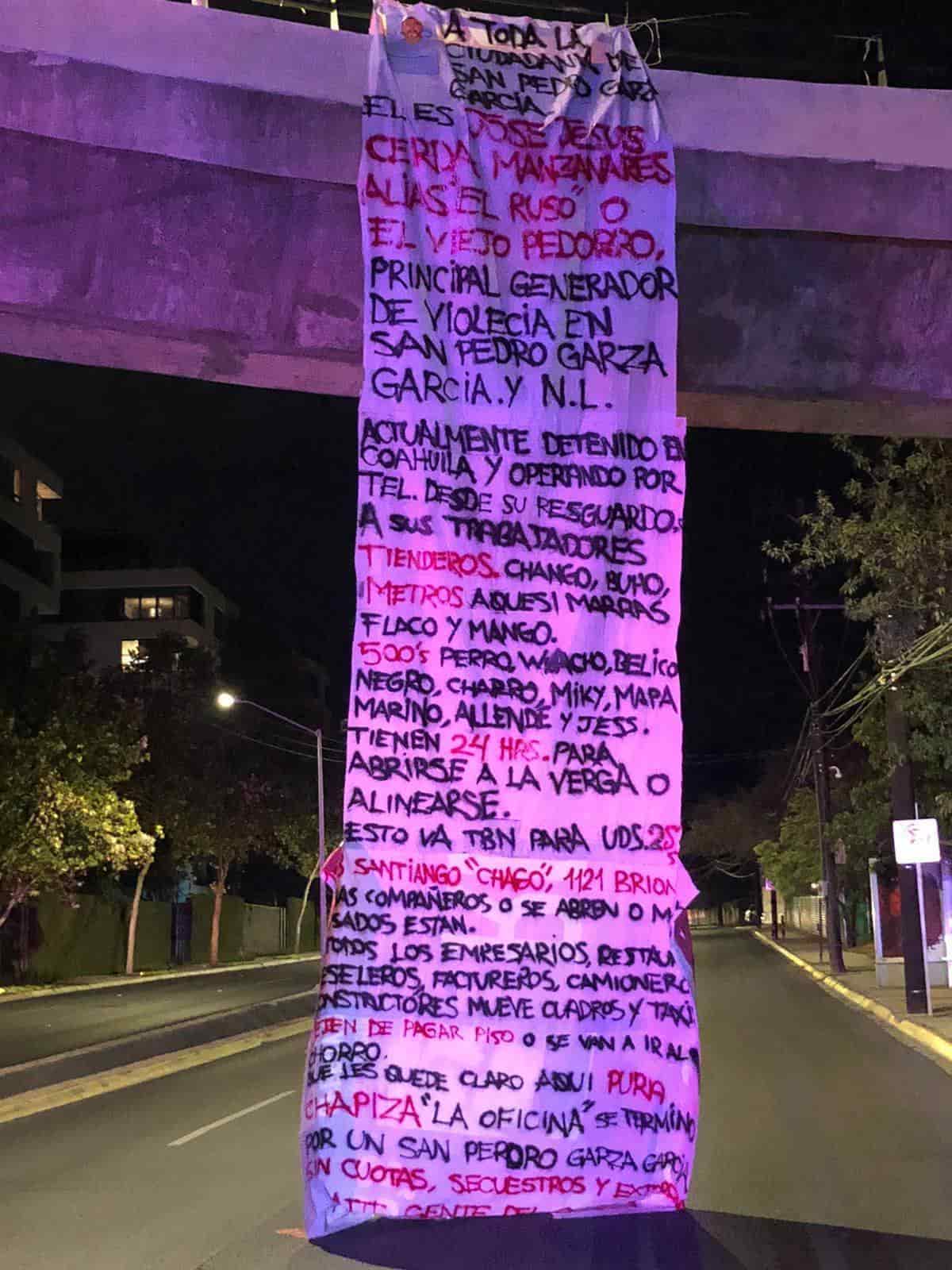 Al menos dos mantas fueron colocadas en diferentes puntos del municipio de San Pedro, mismas que contenían amenazas entre grupos delictivos que operan en esa localidad, así como contra policías de San Pedro.