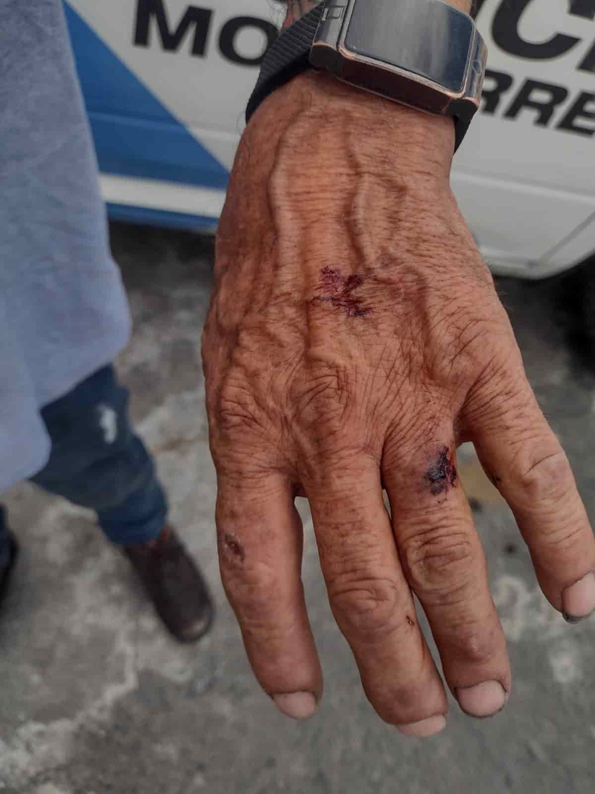 Debido a que no le quiso prestar su celular, un hombre presuntamente golpeó a su padre a puñetazos y patadas, por lo que fue detenido por oficiales de la Secretaría de Seguridad y Protección a la Ciudadanía de Monterrey, en la Colonia Estrella.