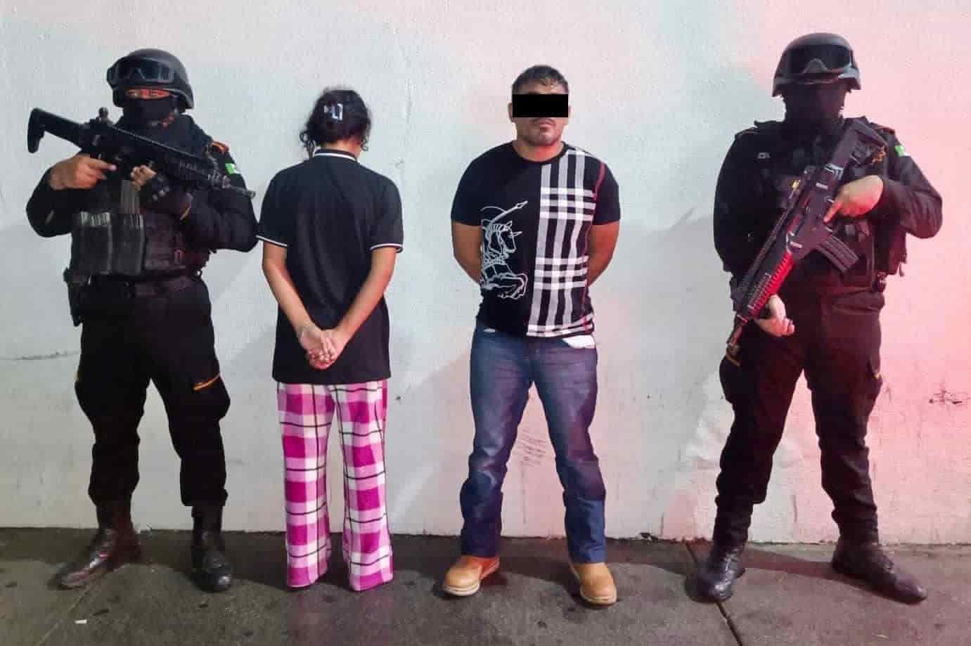 Un hombre fue arrestado por elementos de Fuera Civil junto con una adolescente tras una persecución y luego de que les encontraron droga y armas, en la Colonia Bosques de la Silla, en el municipio de Ciudad Guadalupe.