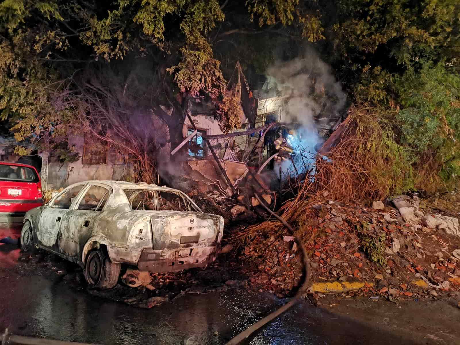 Un vehículo estacionado se incendió luego de un supuesto cortocircuito, ayer en calles de la Colonia Burócratas Municipales, al sur del municipio de Monterrey, donde además el fuego alcanzó un terreno baldío y hasta un árbol.