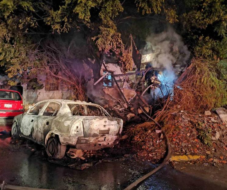 Arde auto por cortocircuito