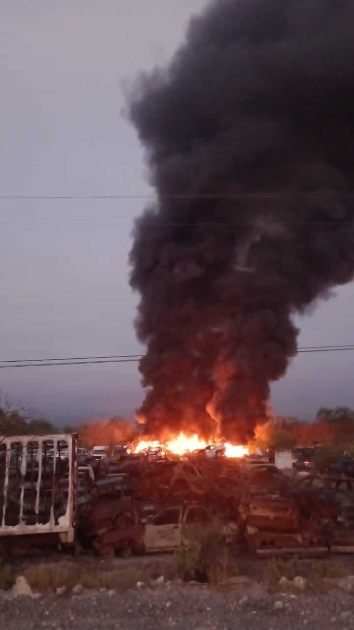 El incendio de corralón del corralón oficial de autos en el municipio de Salinas Victoria, consumió ayer 25 vehículos, algunos de ellos ex patrullas de la policía de Monterrey.