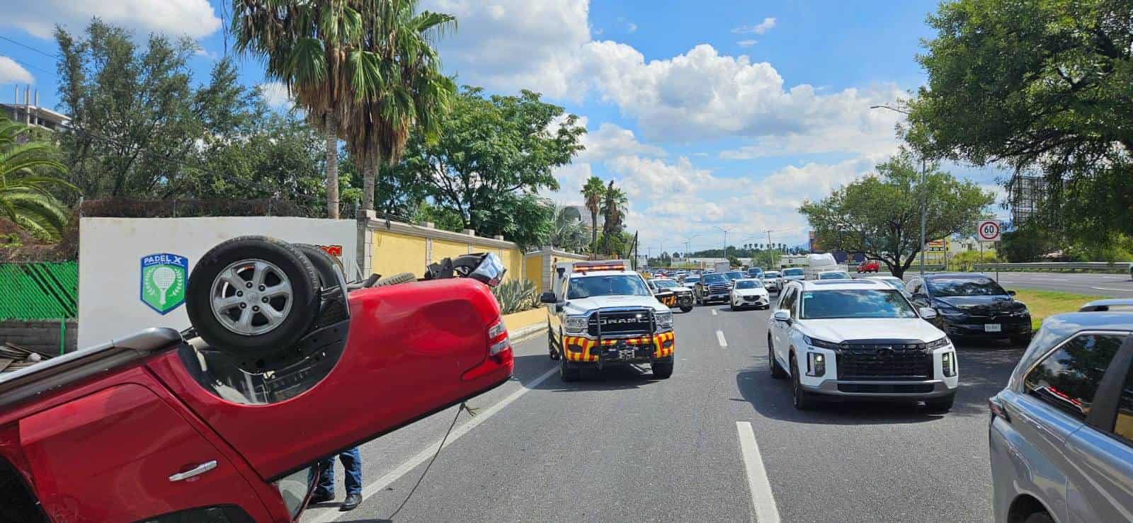 El aparente exceso de velocidad hizo que el conductor de una camioneta perdiera el control y terminara volcado, la tarde de ayer en el municipio de Santiago, al sur de la zona metropolitana de Monterrey.