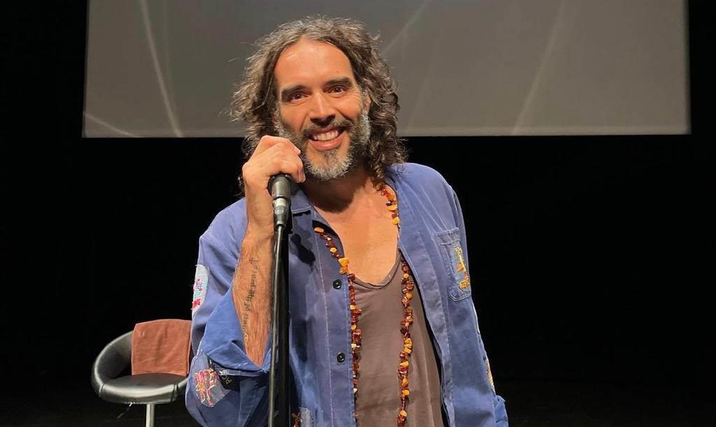 Pospone Russell Brand gira por denuncias de agresión sexual