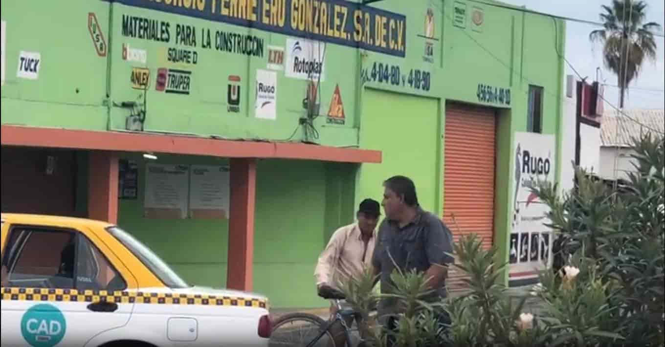 Elementos de la Agencia Estatal de Investigaciones, buscan a un trabajador del volante, que atacó con un trozo de varilla a una persona de la tercera edad, que viajaba en una bicicleta.