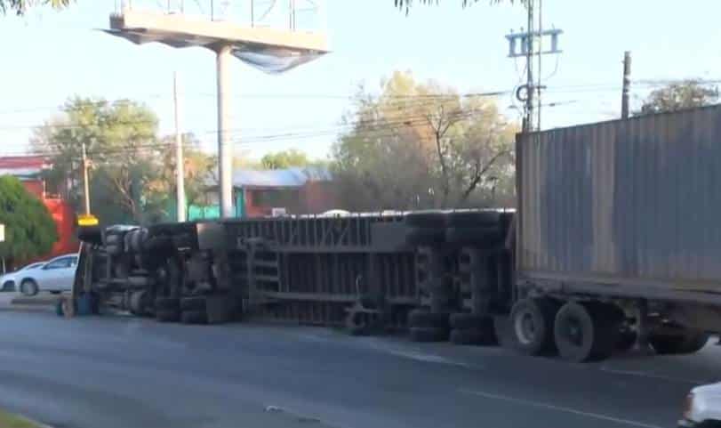 El conductor de un tráiler con doble remoque resultó lesionado al volcar en la Avenida Churubusco y Los Ángeles, ayer en el municipio de San Nicolás.