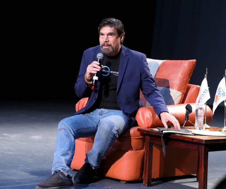 Comparte Alberto Estrella técnicas actorales con estudiantes