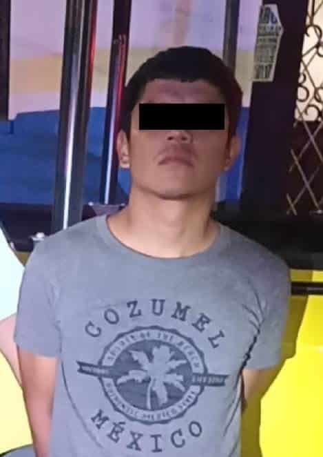 Molesto porque no movía su vehículo, un hombre amenazó al conductor con un arma de fuego, para luego ser detenido por elementos de Seguridad y Protección a la Ciudadanía de Monterrey, en el centro de la ciudad.