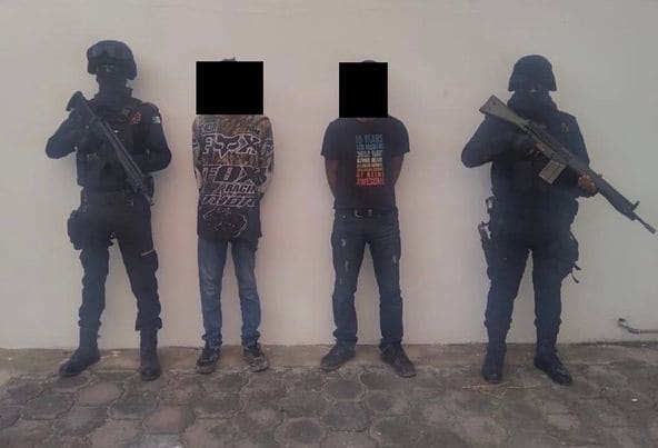 Dos hombres que llevaban a un grupo de 17 migrantes en una camioneta, fueron arrestados por elementos de Fuerza Civil ayer en el municipio de Galeana, al sur de Nuevo León.
