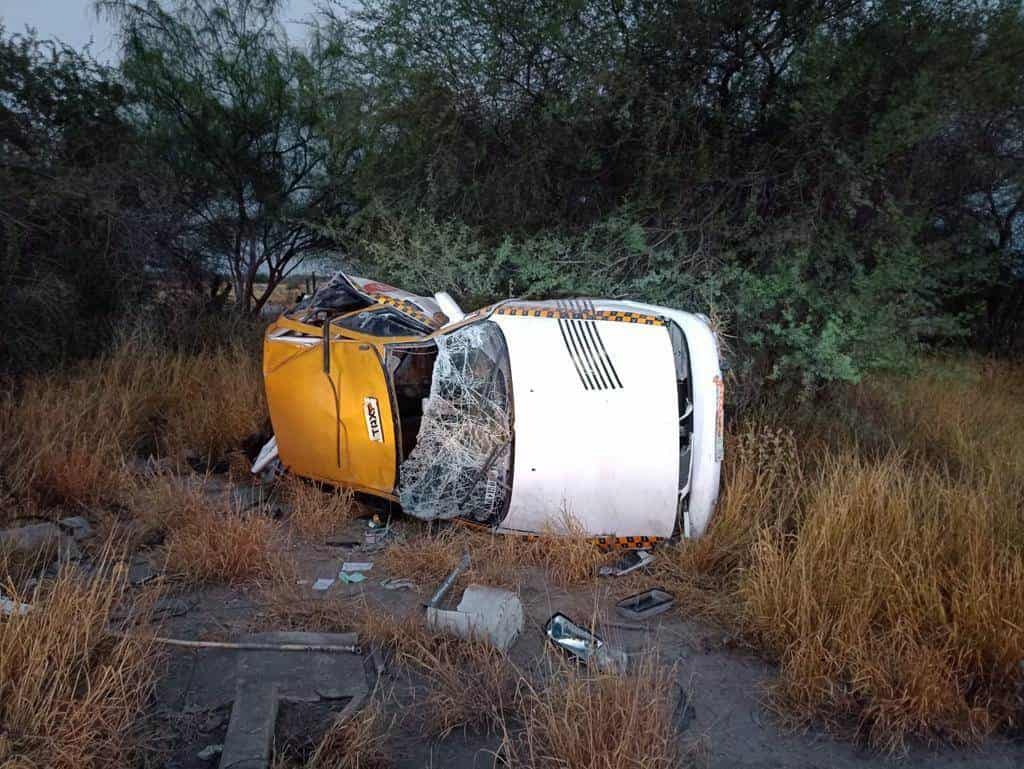 El conductor de un taxi resultó lesionado luego de volcar la unidad en la Avenida San José, en la Colonia Paraje San José, municipio de García.