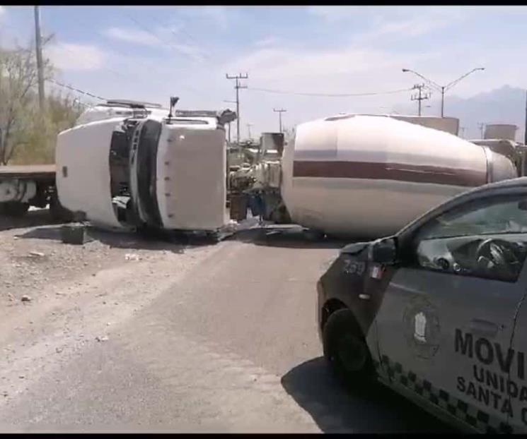 Vuelca camión revolvedora