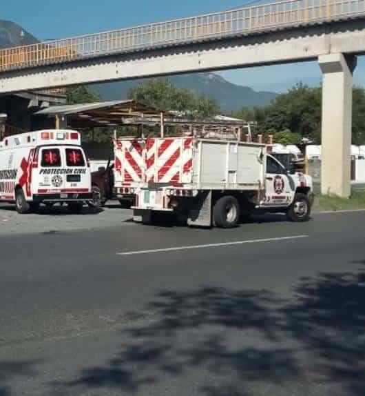 Incrusta auto contra camión de carga