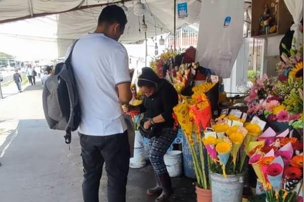 Conservan mexicanos romance de flores amarillas