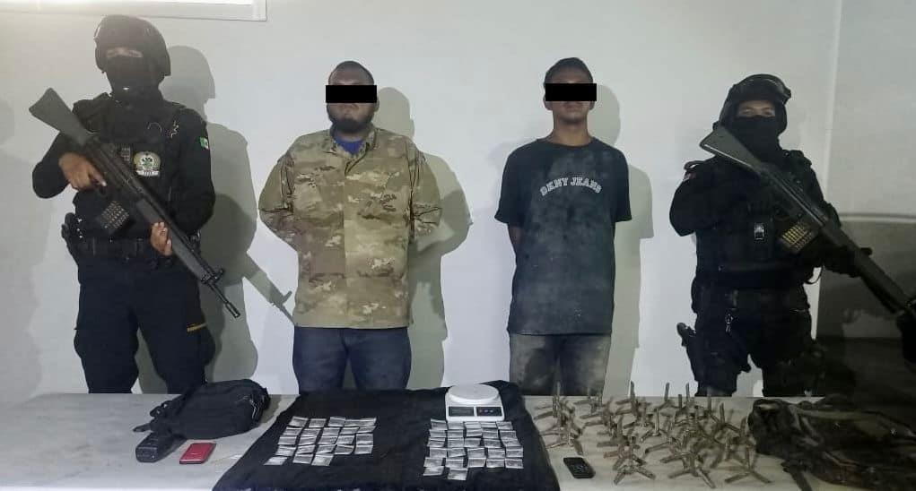 Detienen a halcones por arrojar ponchallantas