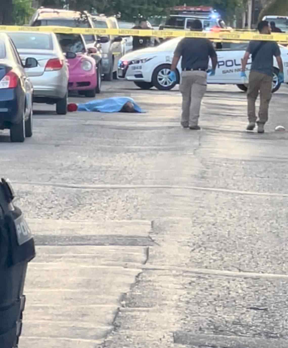 Un hombre fue ejecutado a balazos y su cuerpo quedó sobre la vía pública, los agresores escaparon del lugar en San Nicolás.
