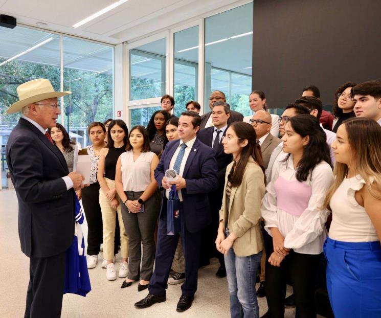 Comparte Ken Salazar experiencias con alumnos del Tec