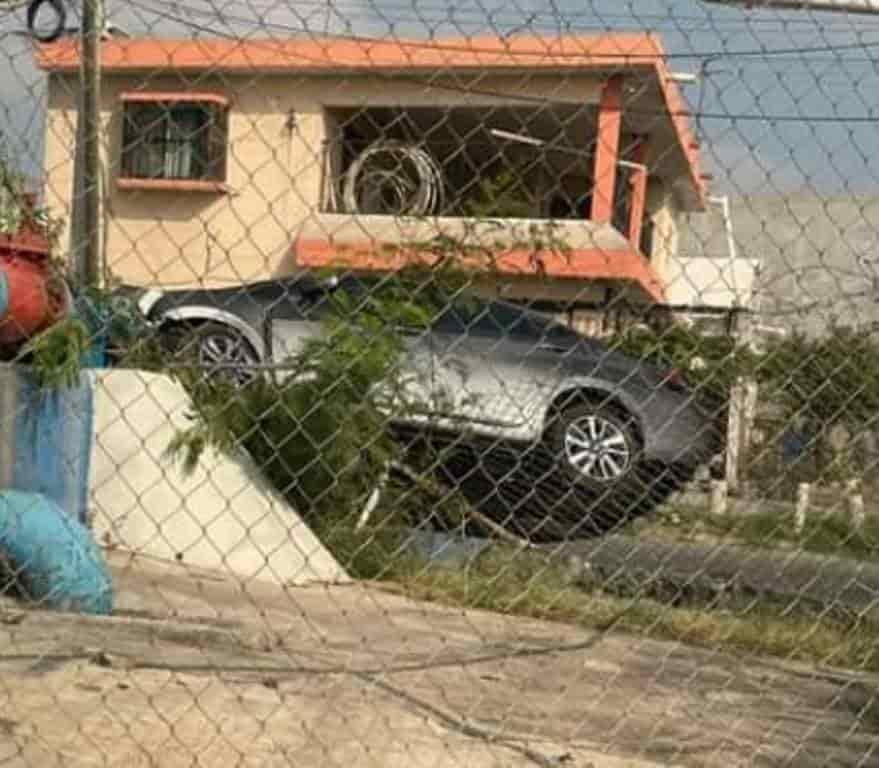 Una mujer terminó con lesiones de consideración, al estrellar su automóvil contra la malla ciclónica que protege la bomba de agua que brinda servicio a las colonias ubicadas en las faldas del Cerro del Topo Chico, en el municipio de Escobedo.