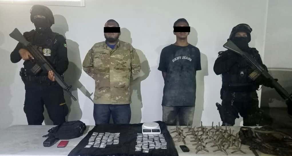 Dos “halcones que operaban para un grupo delictivo y quienes intentaban obstaculizar las operaciones de Fuerza Civil, fueron arrestados por elementos de esa corporación en la Carretera Monterrey-Monclova, municipio de El Carmen.