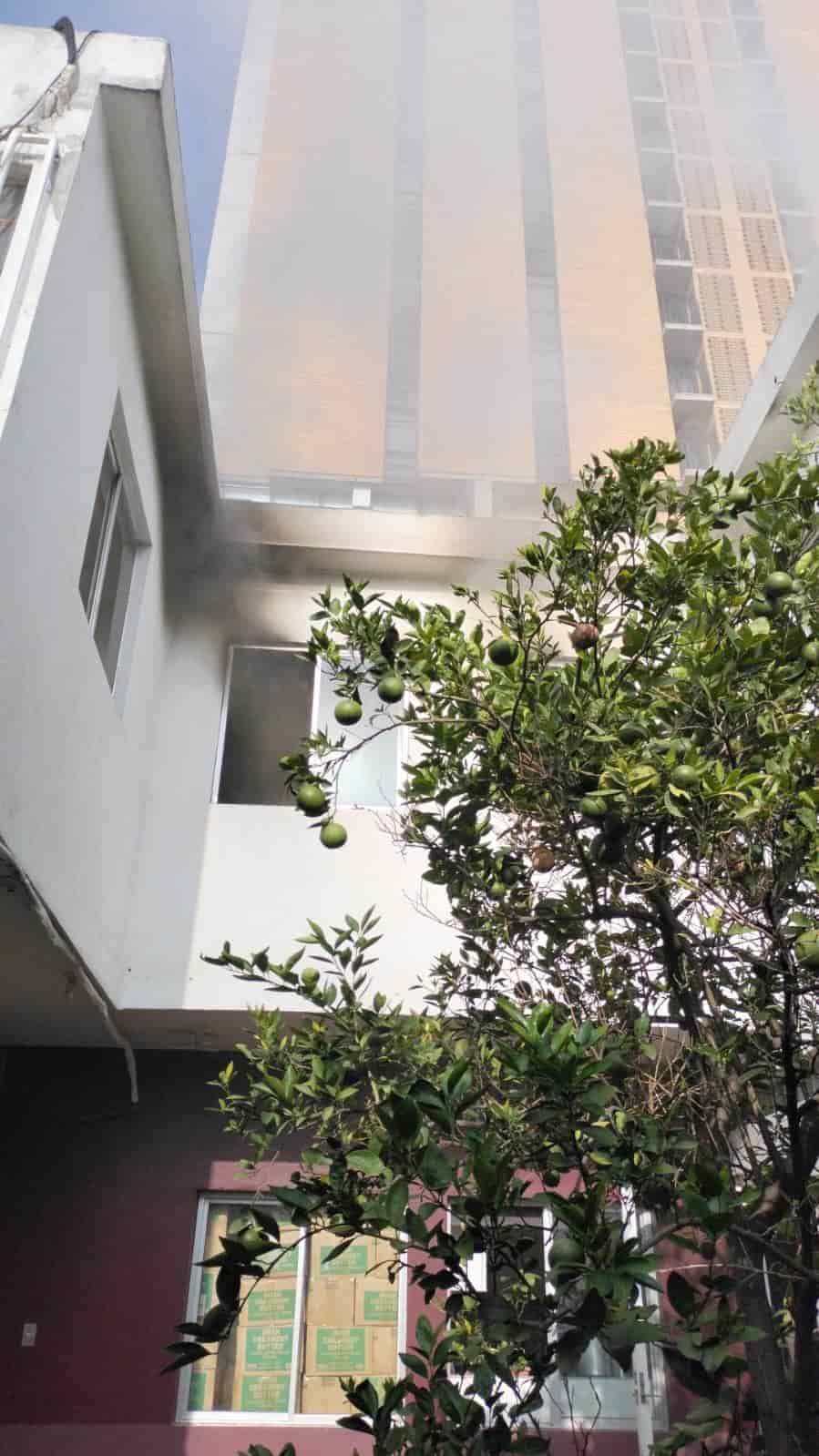 Al menos tres cuartos se vieron dañados luego de un incendio en unos departamentos del centro de Monterrey, sin que se reportaran personas lesionadas.